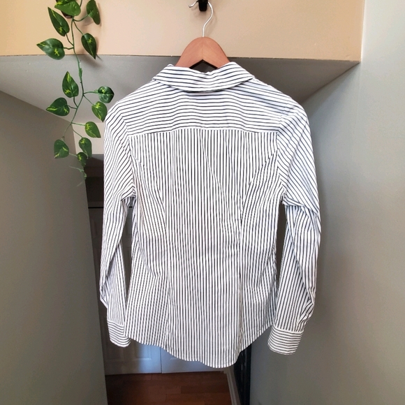 EXPRESS Striped Ultimate Essential Button Down Top - Picture 7 of 11